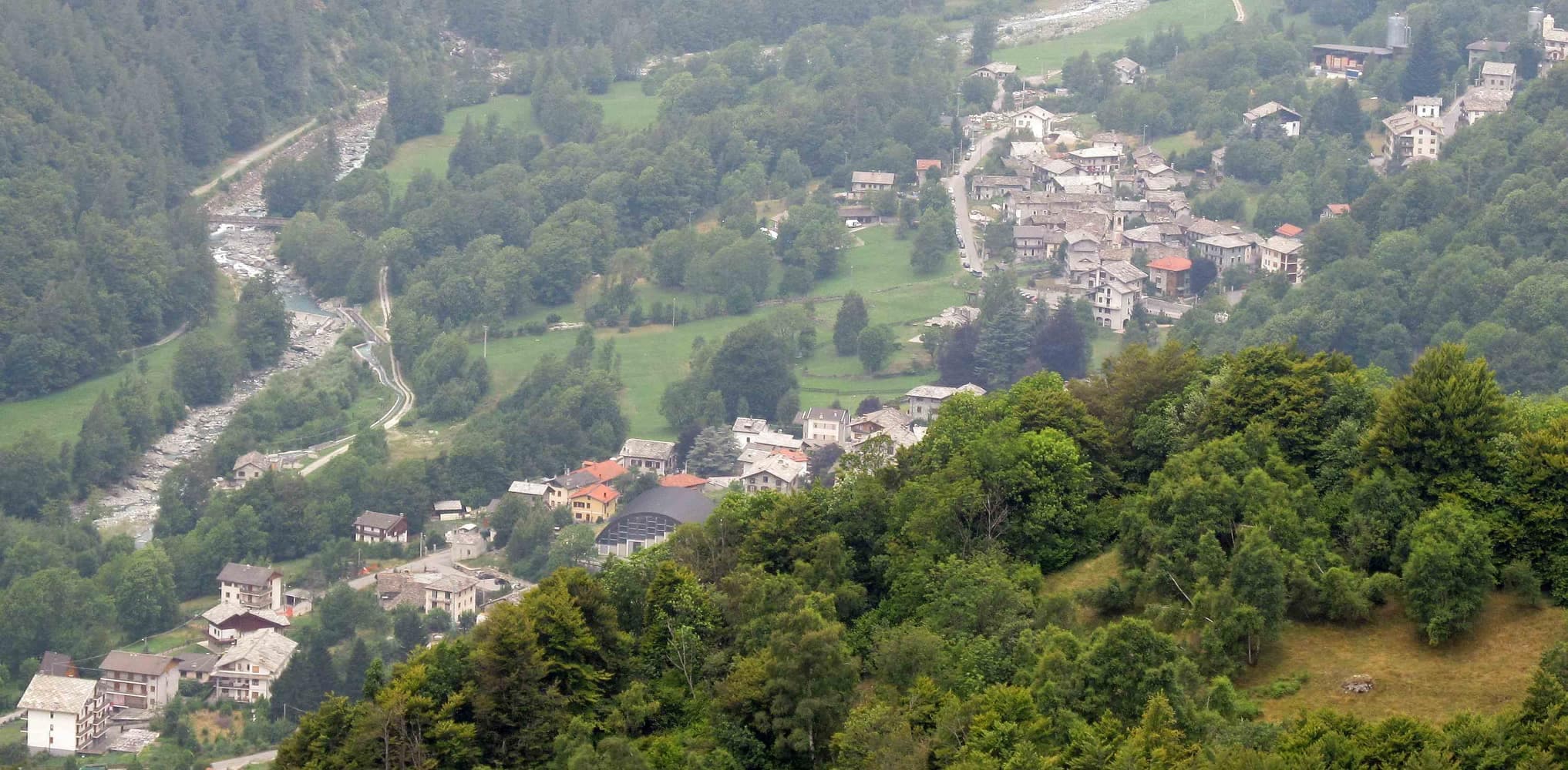 Panorama di Ala di Stura con le case sparse sul versante verde della valle