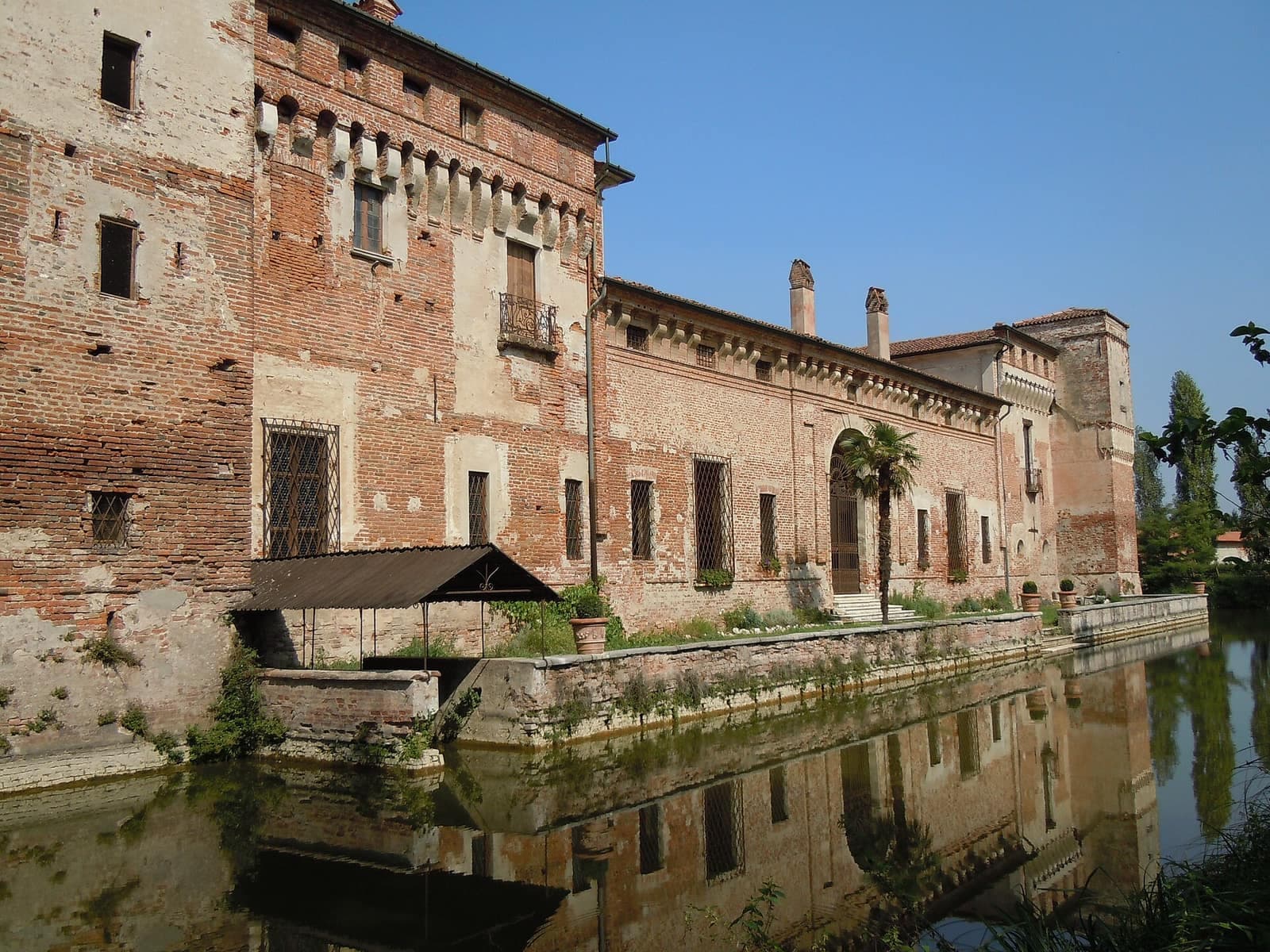 Il castello di Padernello, a Borgo San Giacomo, riflesso nell'acqua del fossato