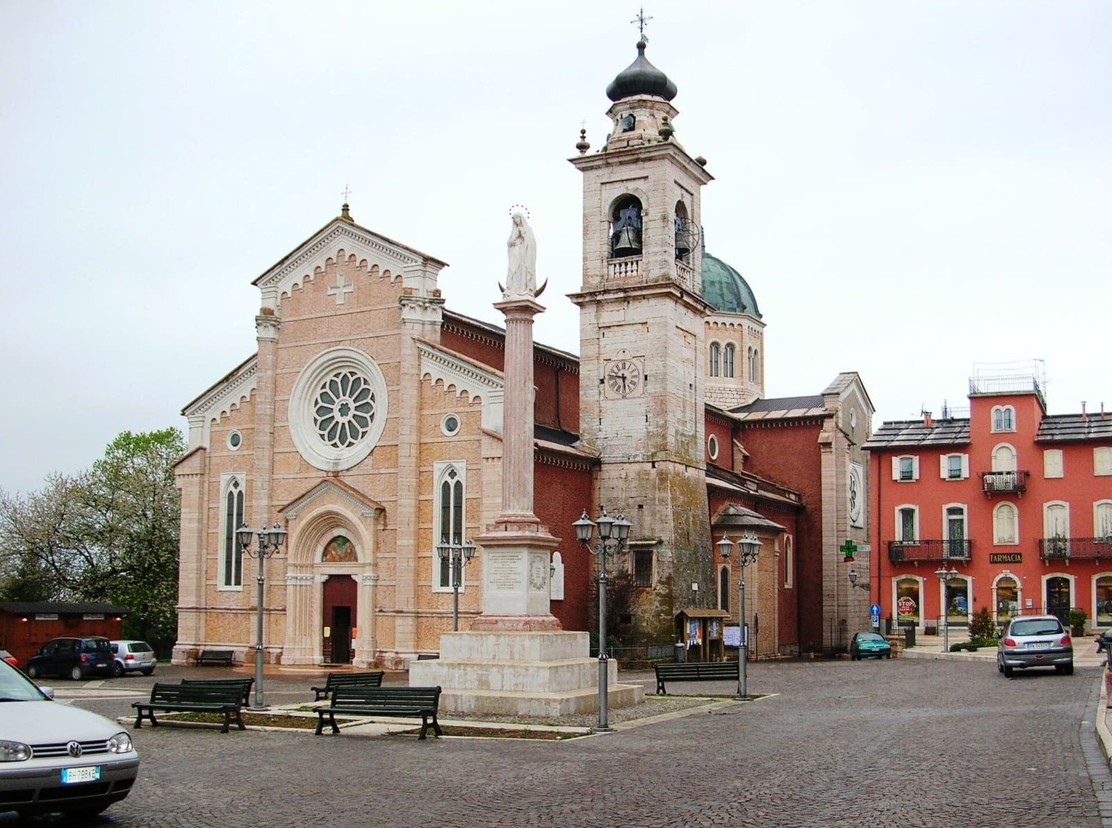 La piazza di Bosco Chiesanuova con la chiesa e il campanile