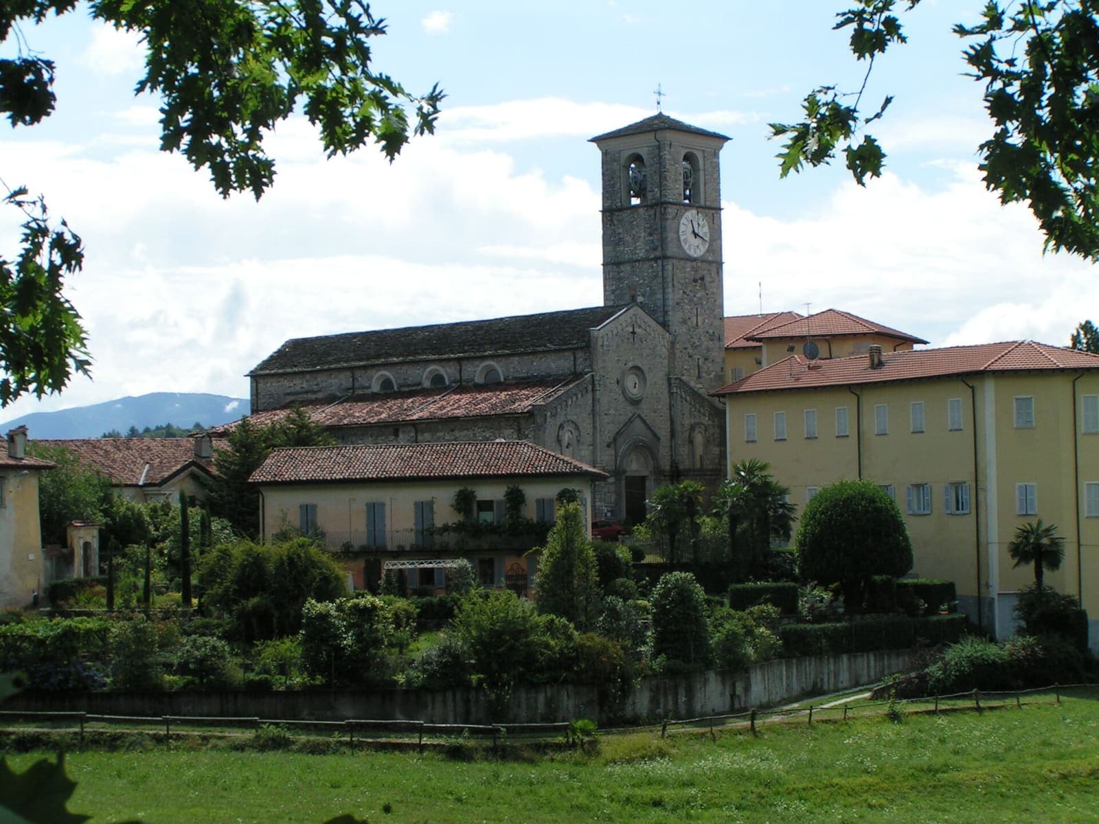La collegiata romanica di San Vittore a Brezzo di Bedero con il campanile