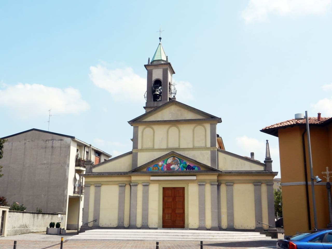 La chiesa parrocchiale dei Santi Vito e Modesto a Burago di Molgora con il campanile
