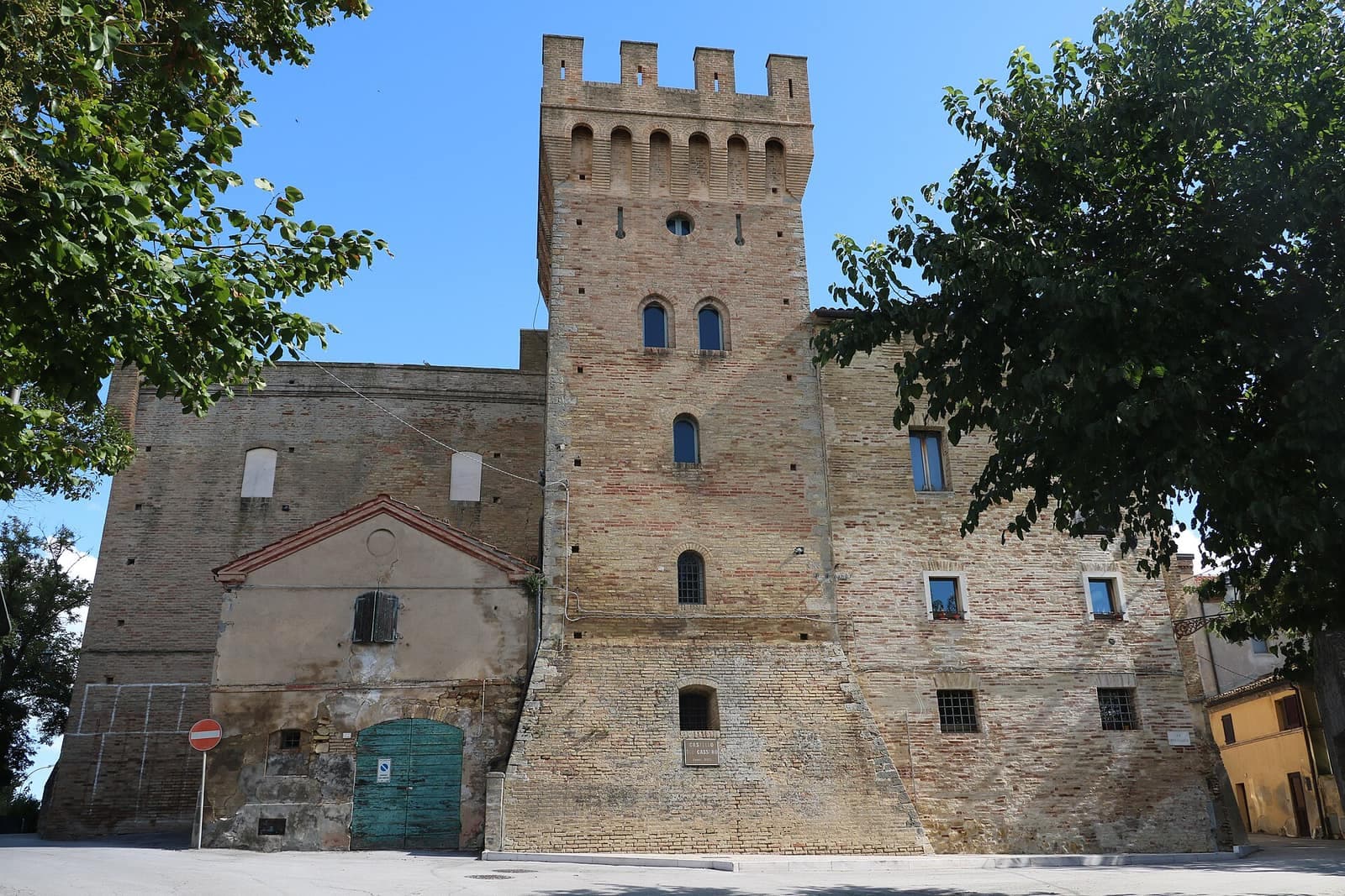 Il castello del Cassero a Camerata Picena con la torre merlata
