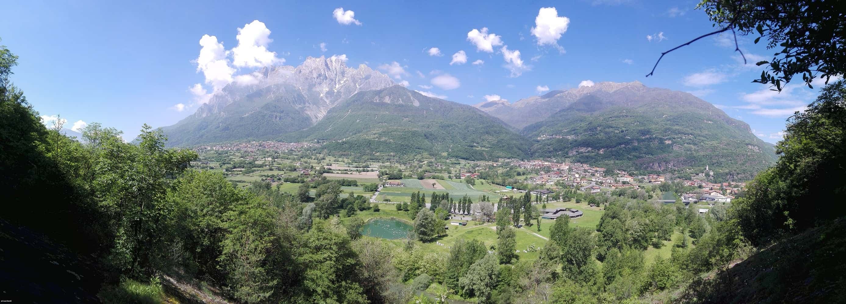 Capo di Ponte nella valle, con la Concarena e il monte Elto, vista da Zurla