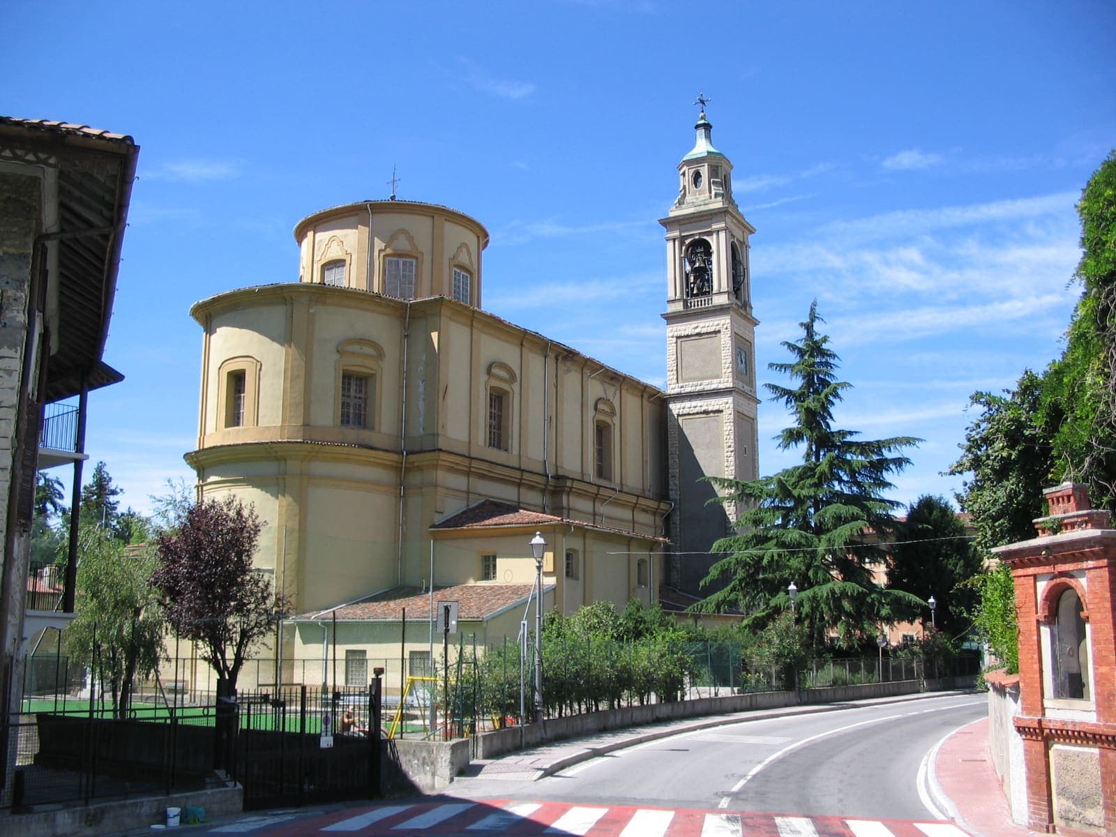 La chiesa parrocchiale di San Biagio a Caprino Bergamasco con il campanile