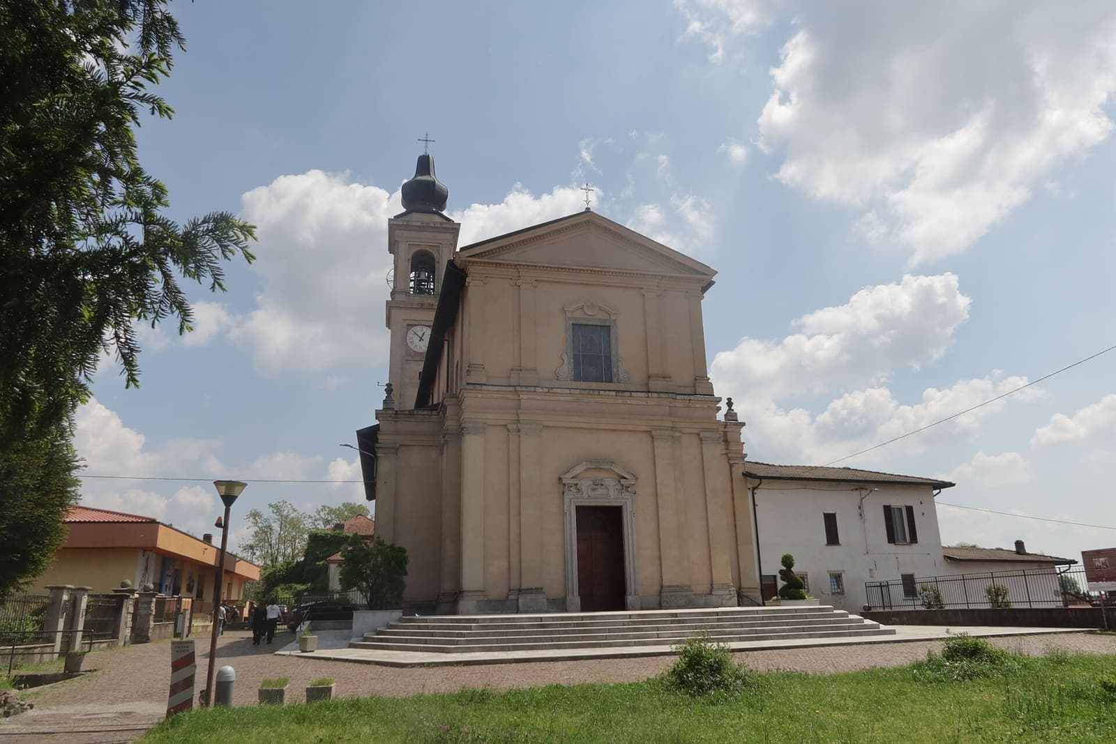 La chiesa della Beata Vergine Assunta a Casorate Sempione con il campanile e il sagrato