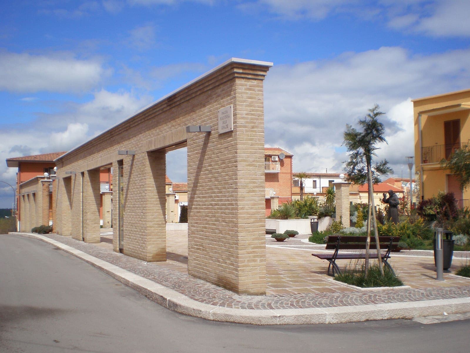 La nuova piazza Madonna delle Grazie a Castelluccio dei Sauri, con il porticato