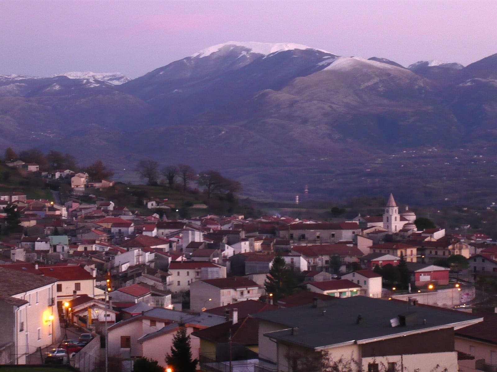 Castelluccio Inferiore al tramonto, con il massiccio del Pollino sullo sfondo