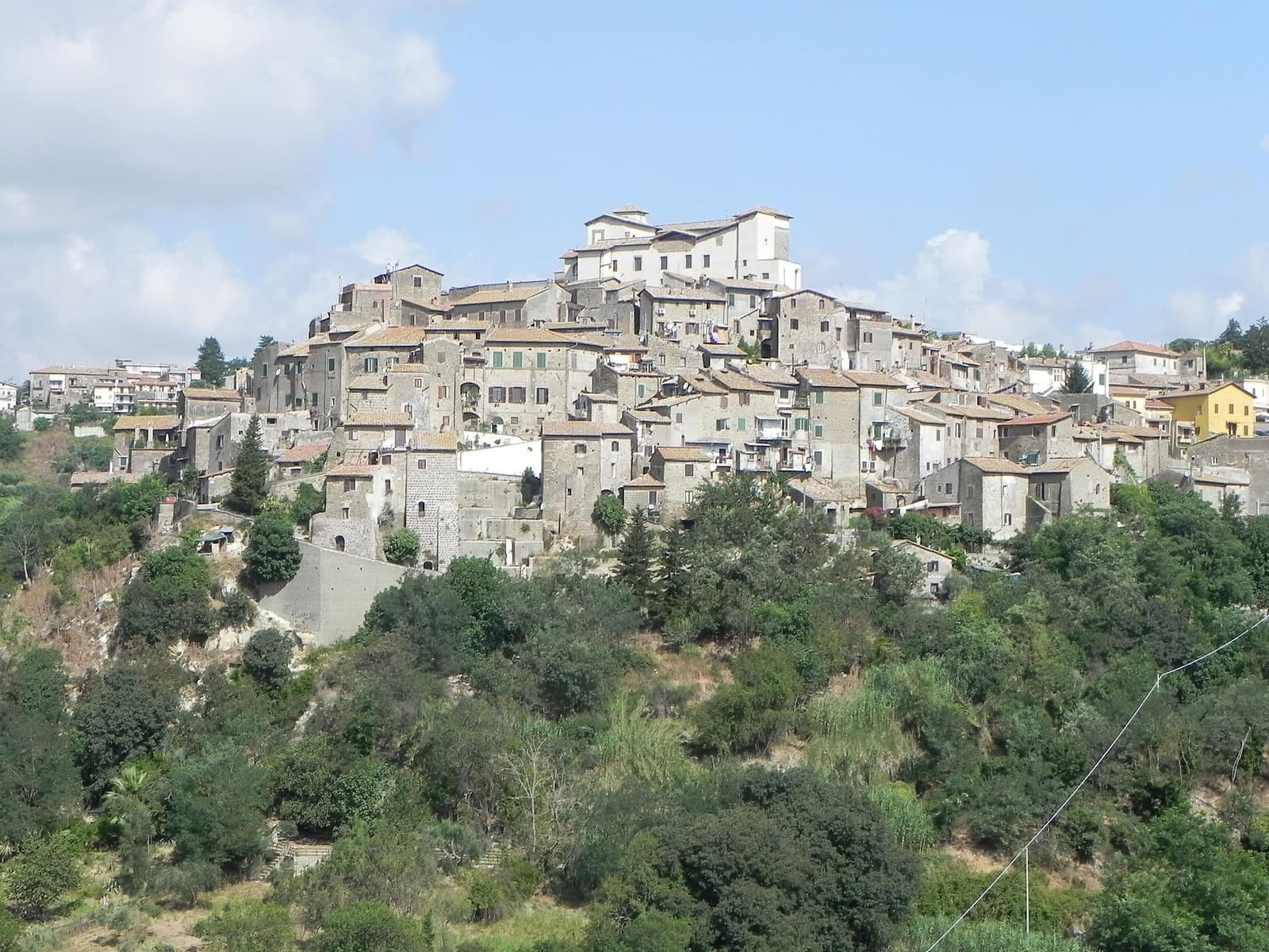 Castelnuovo di Porto vista dalla chiesetta di San Sebastiano, con le case sul colle
