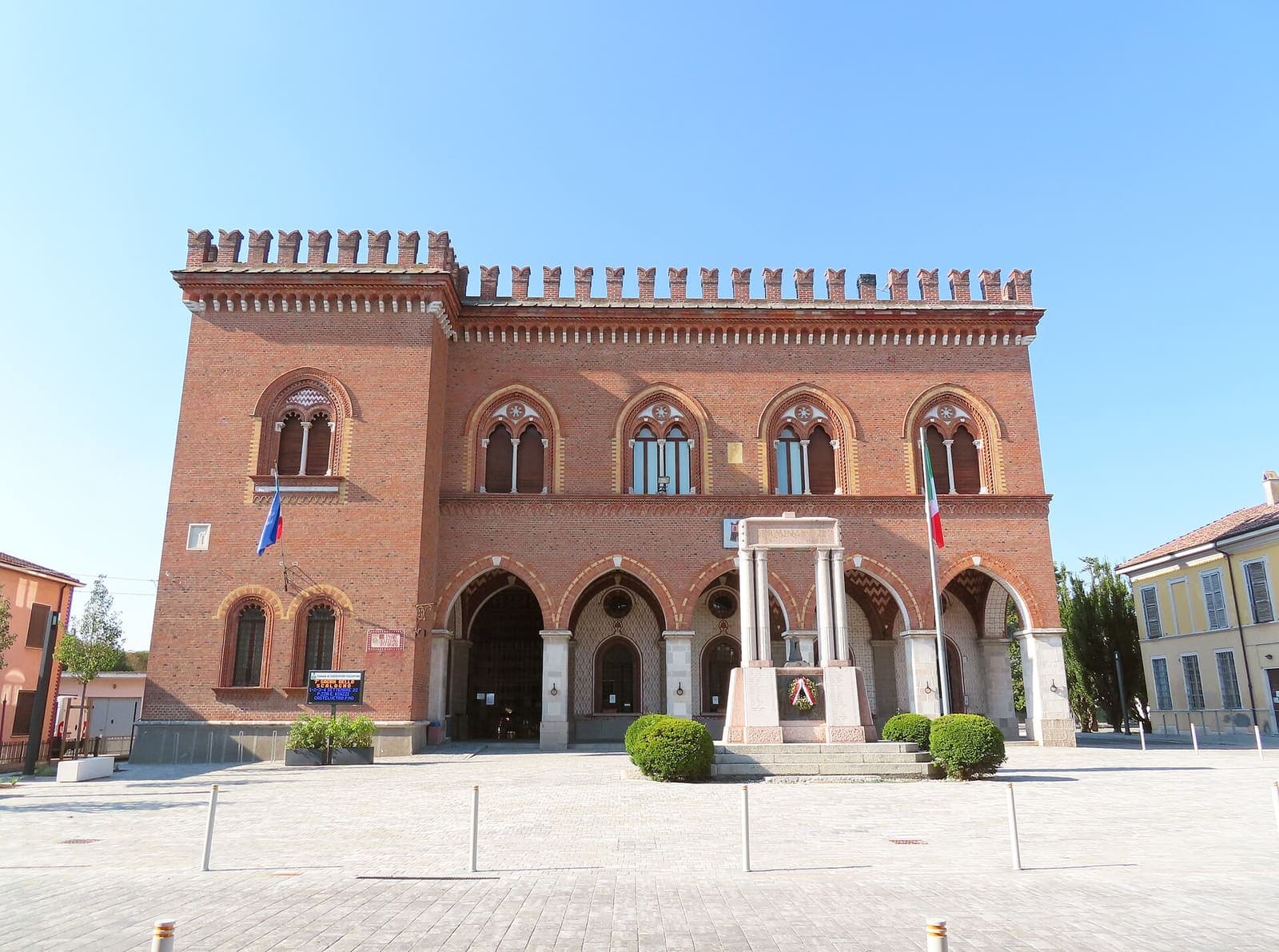 Il palazzo comunale di Castelvetro Piacentino, in mattoni con i merli