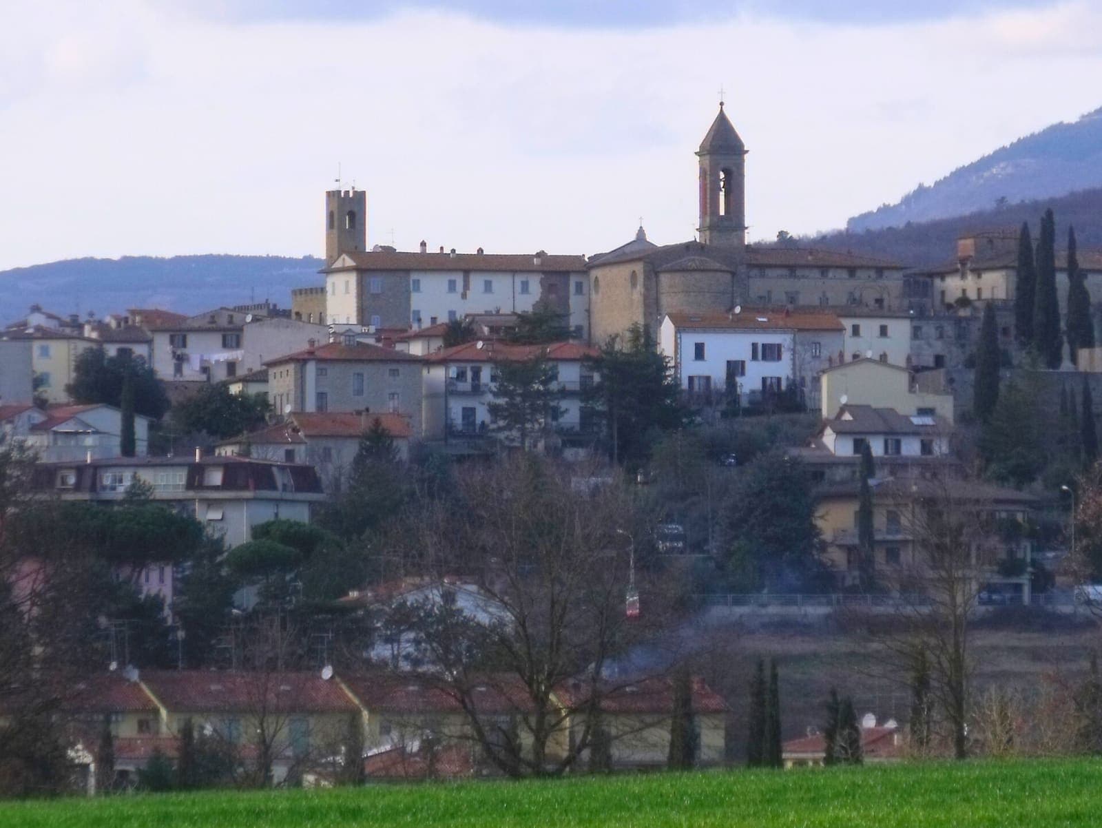 Veduta di Castiglion Fibocchi con le case e i campanili sulla collina