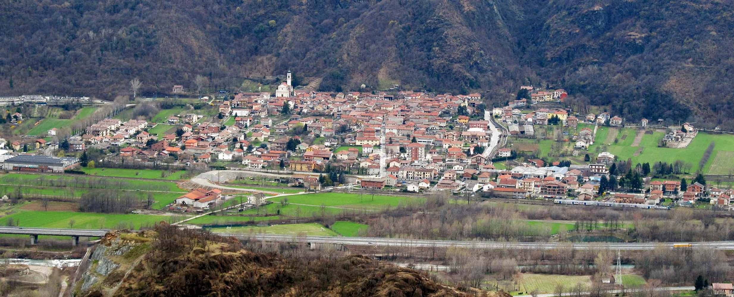 Chiusa di San Michele vista dal truc del Serro, con le montagne della valle