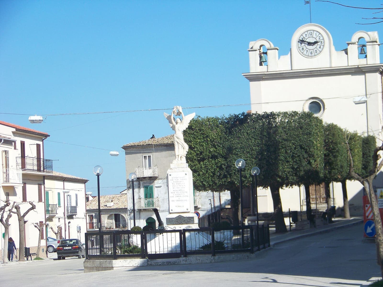 Il monumento ai caduti e l'orologio della chiesa del Purgatorio a Colletorto