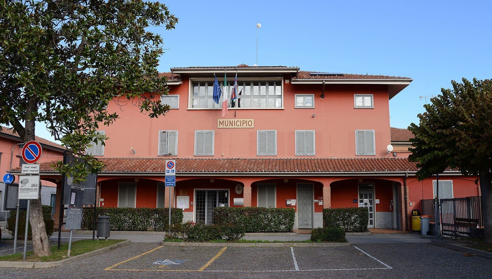 Il palazzo comunale di Fontaneto d'Agogna tra gli alberi