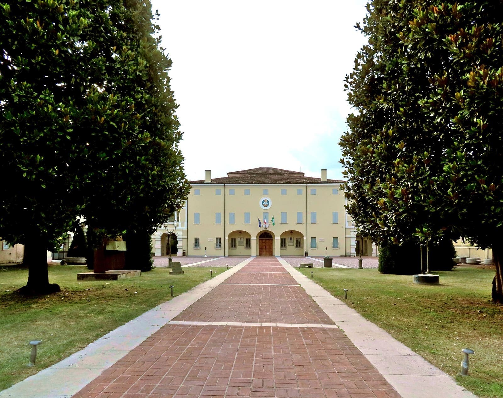La villa Ippoliti a Gazoldo degli Ippoliti in fondo al viale tra gli alberi