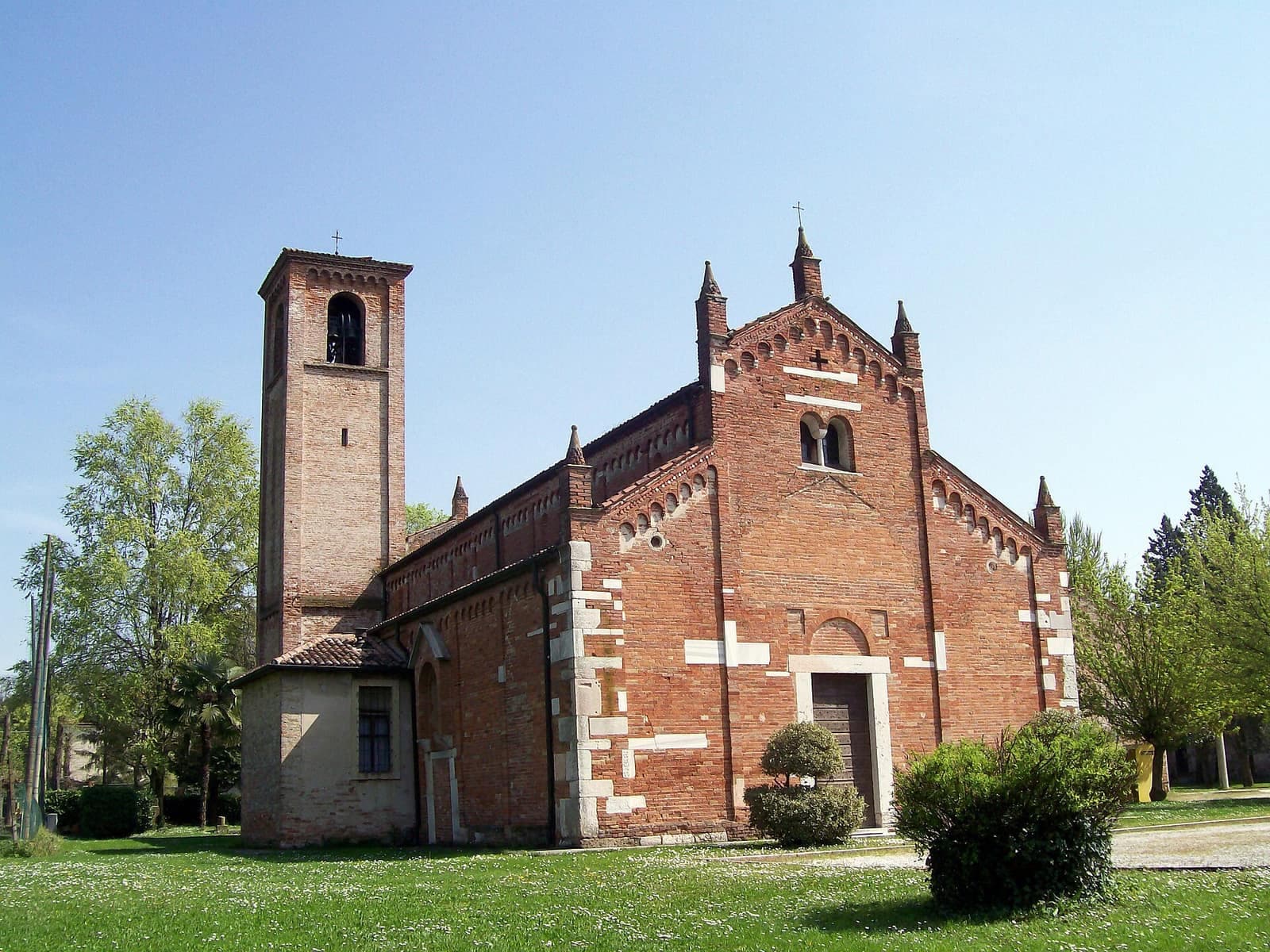 La chiesa romanica di Santa Maria Maggiore a Gazzo Veronese, in mattoni, con il campanile