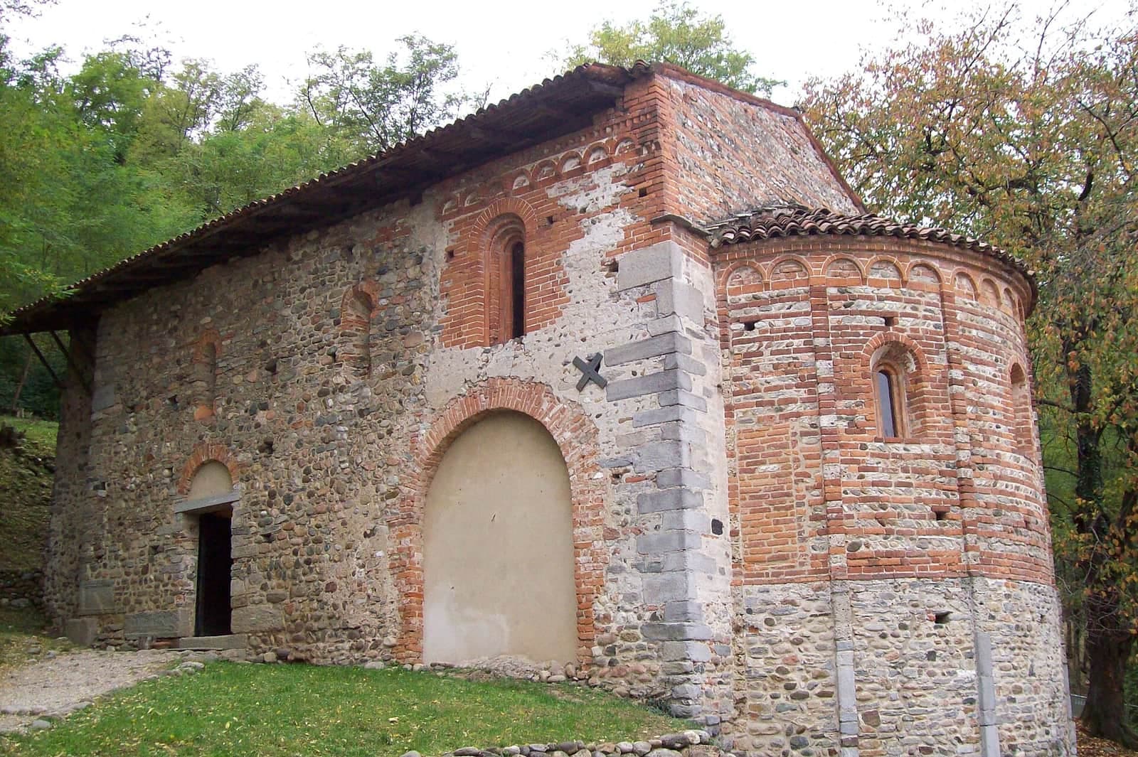 La chiesa di Santa Maria di Torba a Gornate Olona, in pietra e mattoni