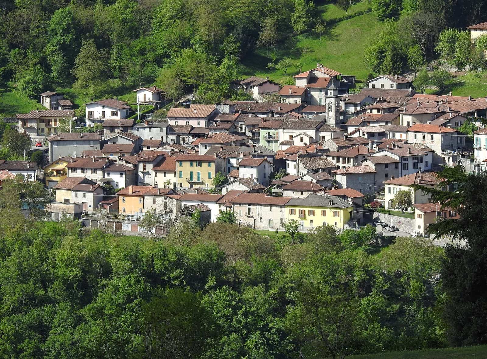 Grona, frazione di Grandola ed Uniti, con le case sul pendio verde