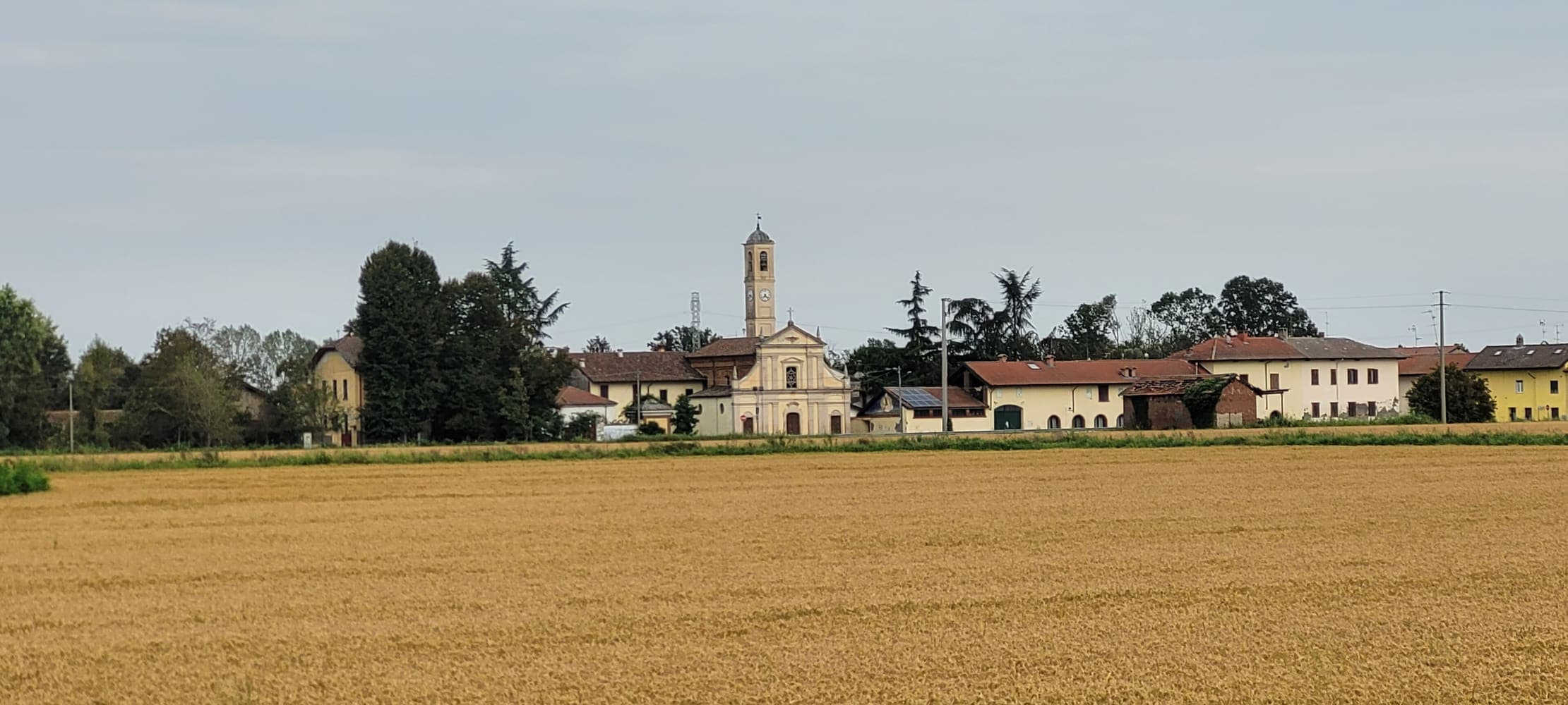 Barbavara, frazione di Gravellona Lomellina, con l'oratorio di Sant'Eustachio oltre i campi