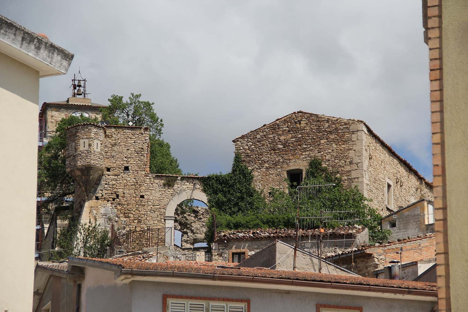 I resti del castello di Lupara tra le case del paese