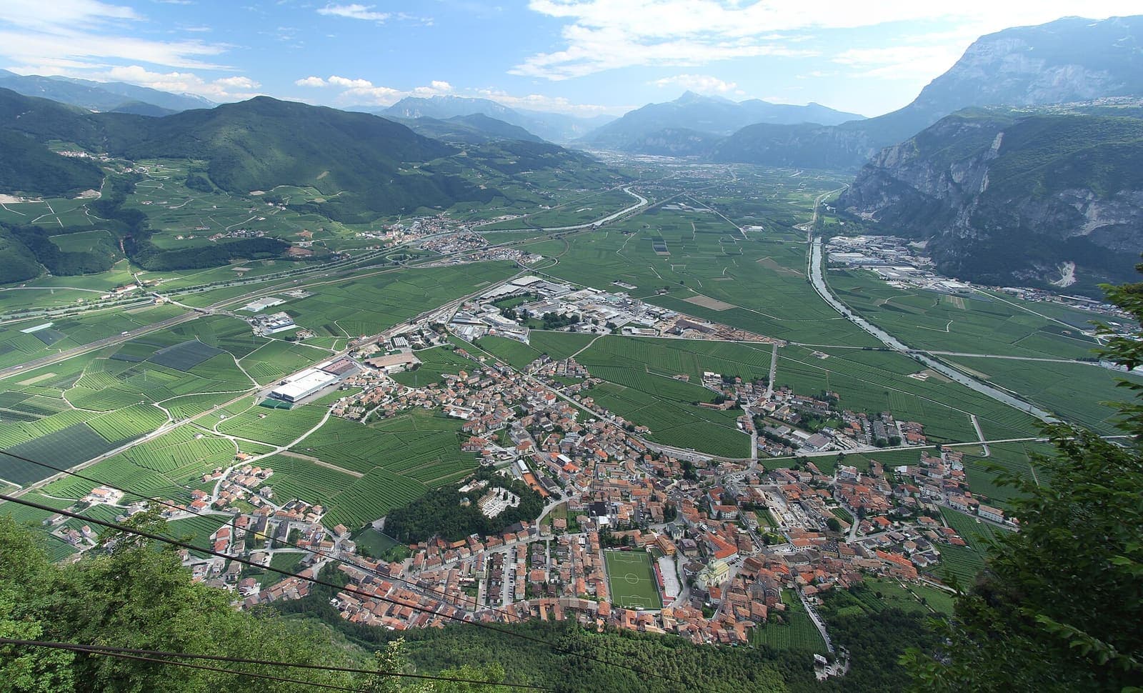 Mezzocorona vista dalla funivia, con le case tra i vigneti della valle dell'Adige