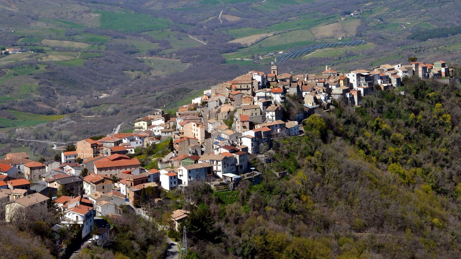Montemitro sul crinale, con la valle e i campi sullo sfondo