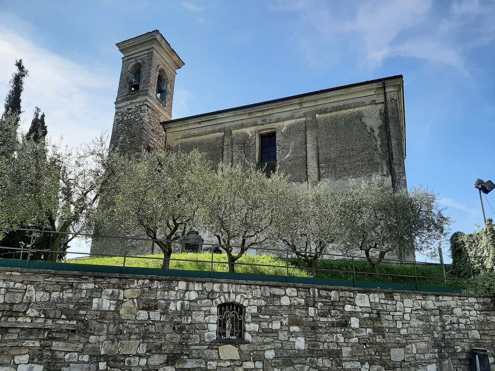 La chiesa di San Zenone Vescovo a Monticelli Brusati, con il campanile e gli ulivi