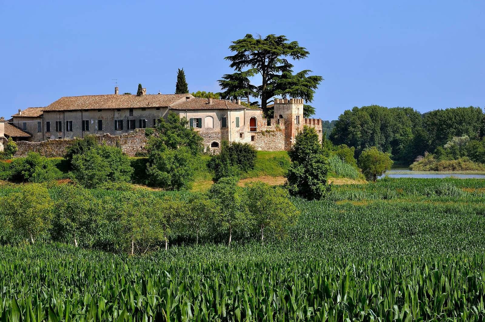 Il borgo di Castellaro Lagusello, nel comune di Monzambano, tra il verde oltre i campi