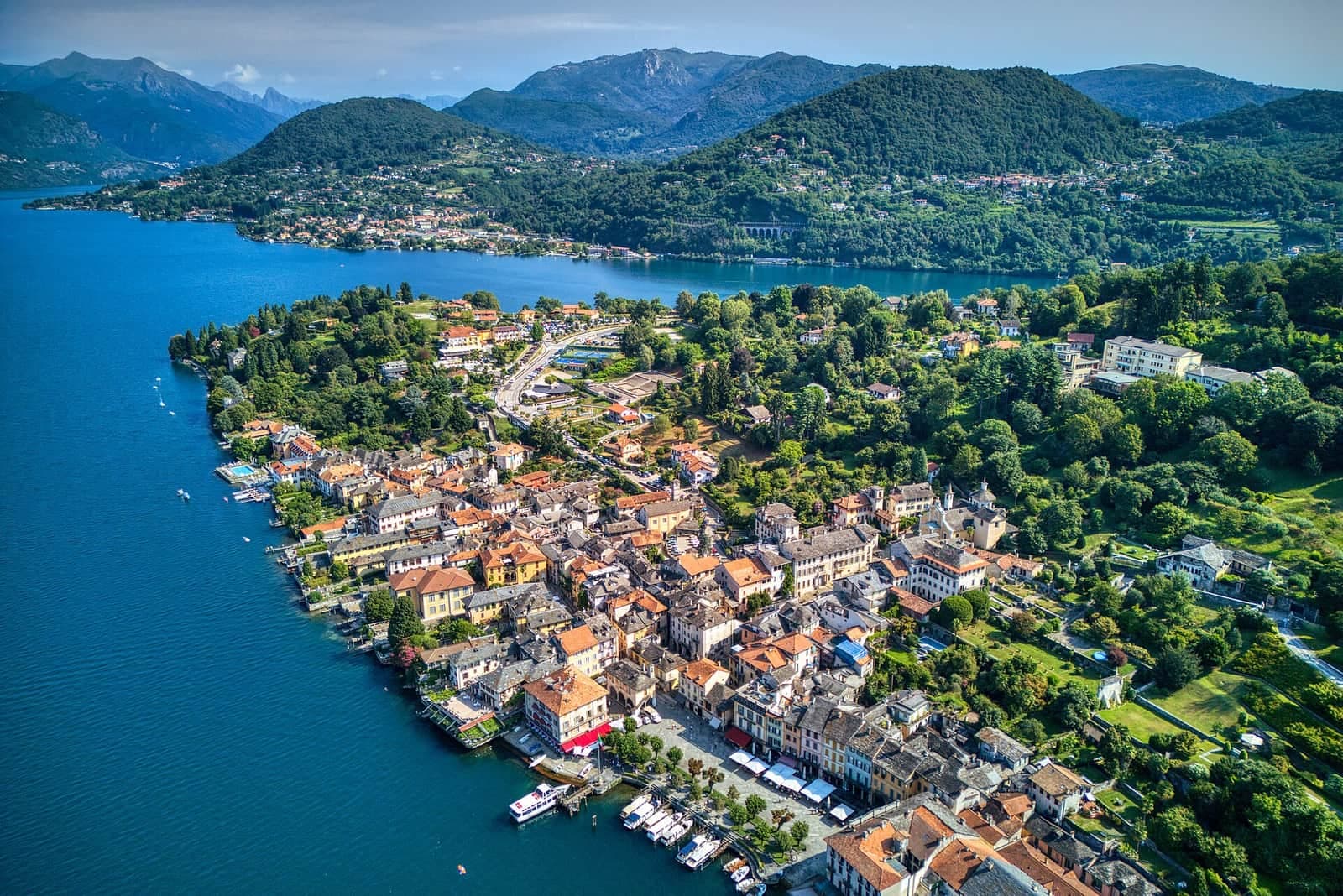 Orta San Giulio vista dall'alto sulla penisola del lago d'Orta, con le colline intorno