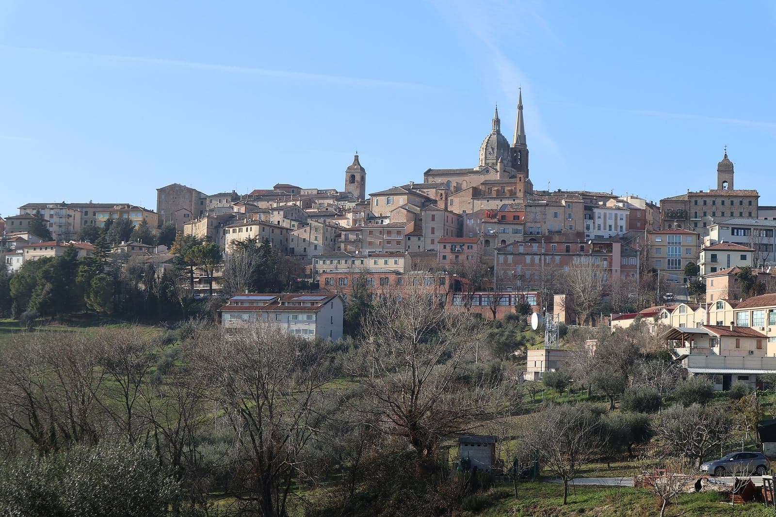 Ostra Vetere vista da sud, con le case e il campanile sulla collina