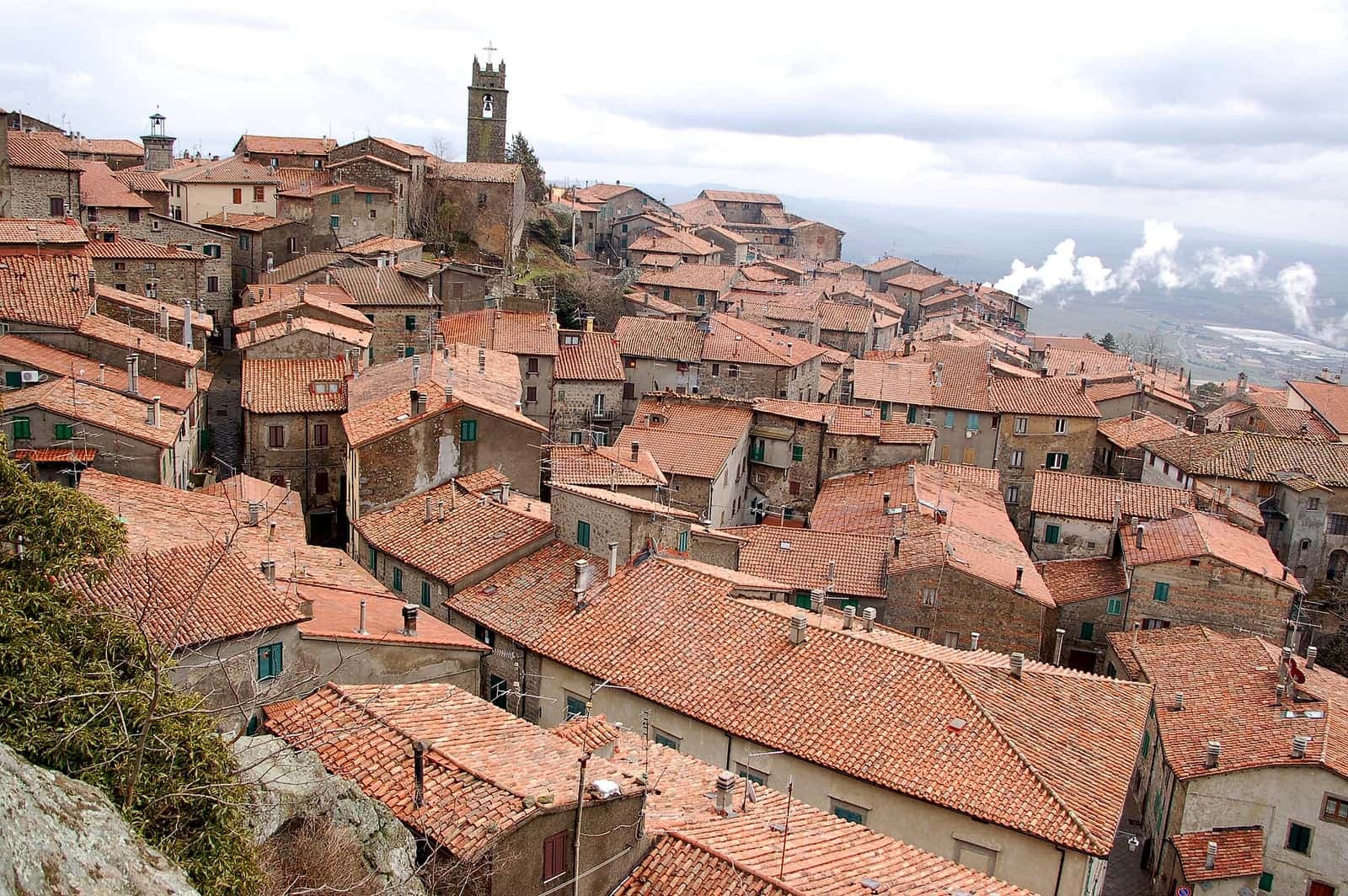 I tetti di Piancastagnaio visti dall'alto, con la torre
