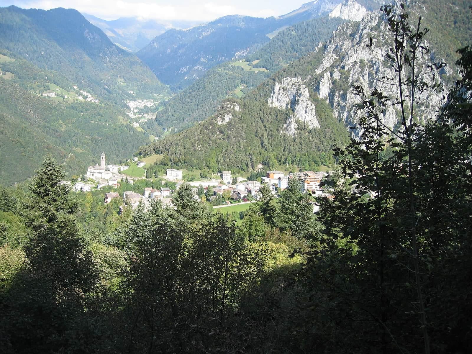 Panorama di Piazzatorre tra i boschi della valle, con le montagne
