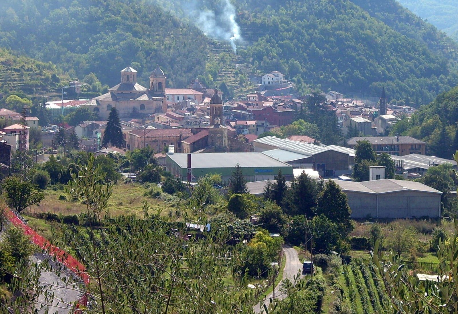 Pieve di Teco tra i monti, con le case e i campanili nella valle
