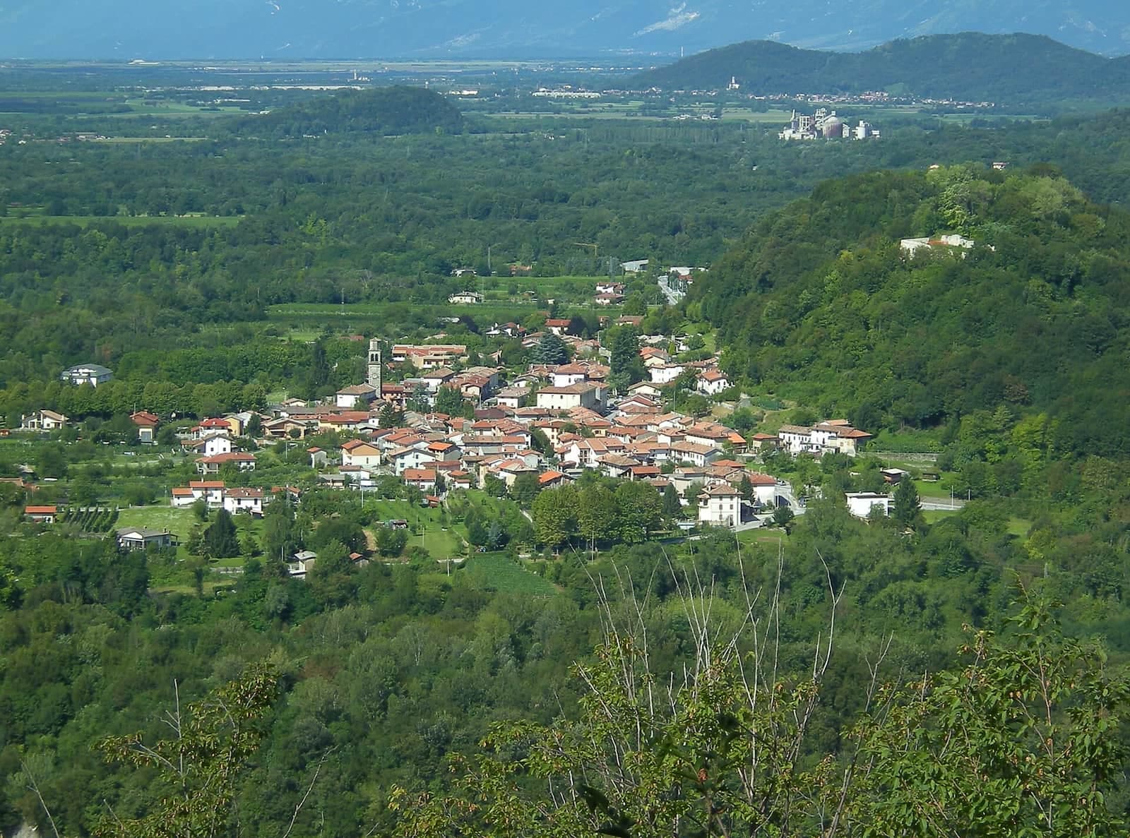 Il paese di Pinzano visto dal monte di Ragogna, tra i boschi