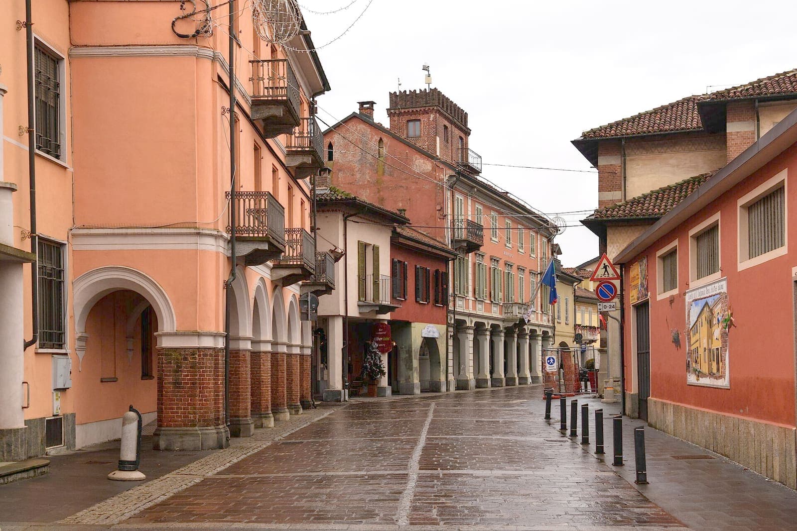 Corso Italia a Piobesi Torinese con i portici e le case colorate