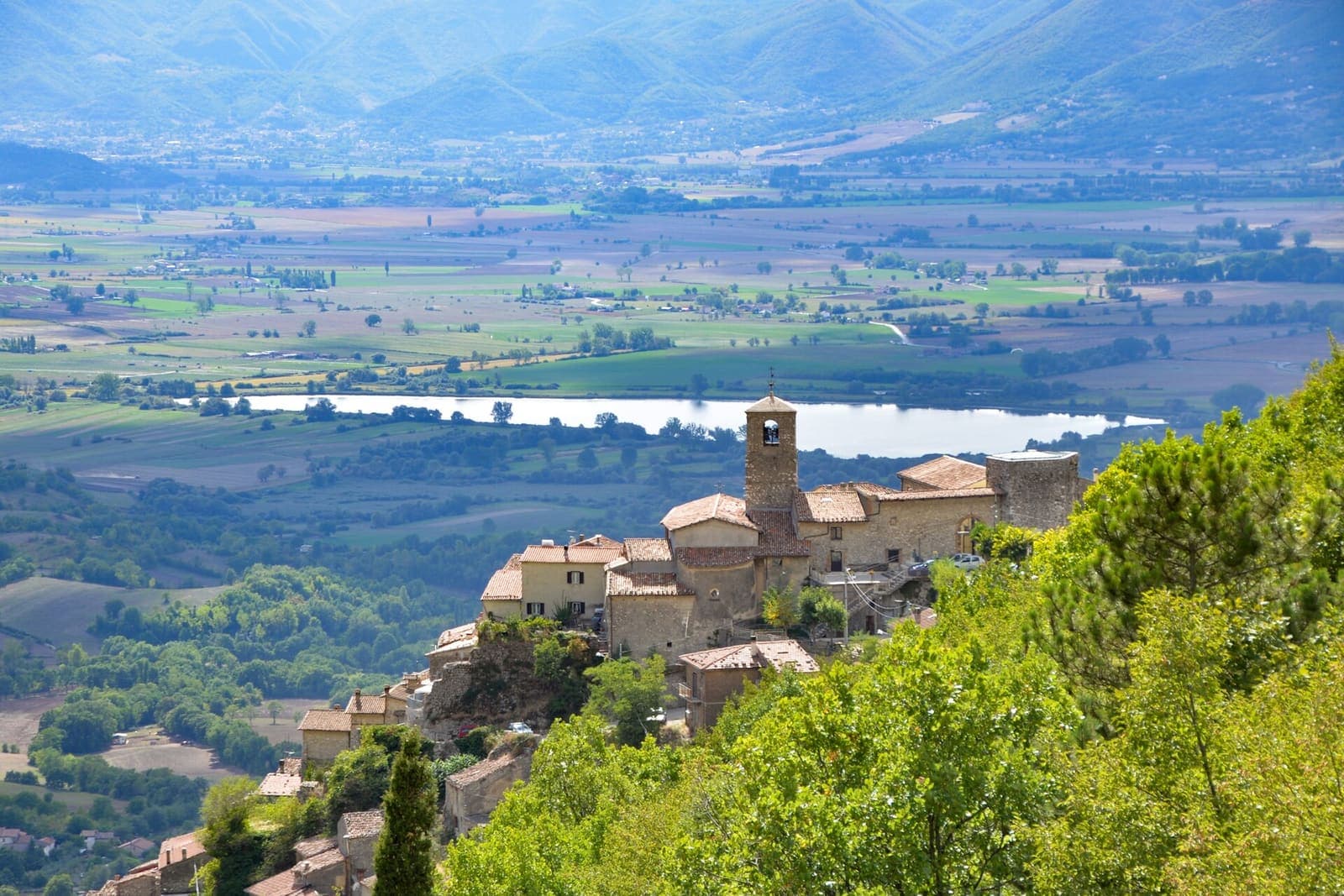 La valle reatina vista dal santuario di Poggio Bustone, con le case del paese in primo piano