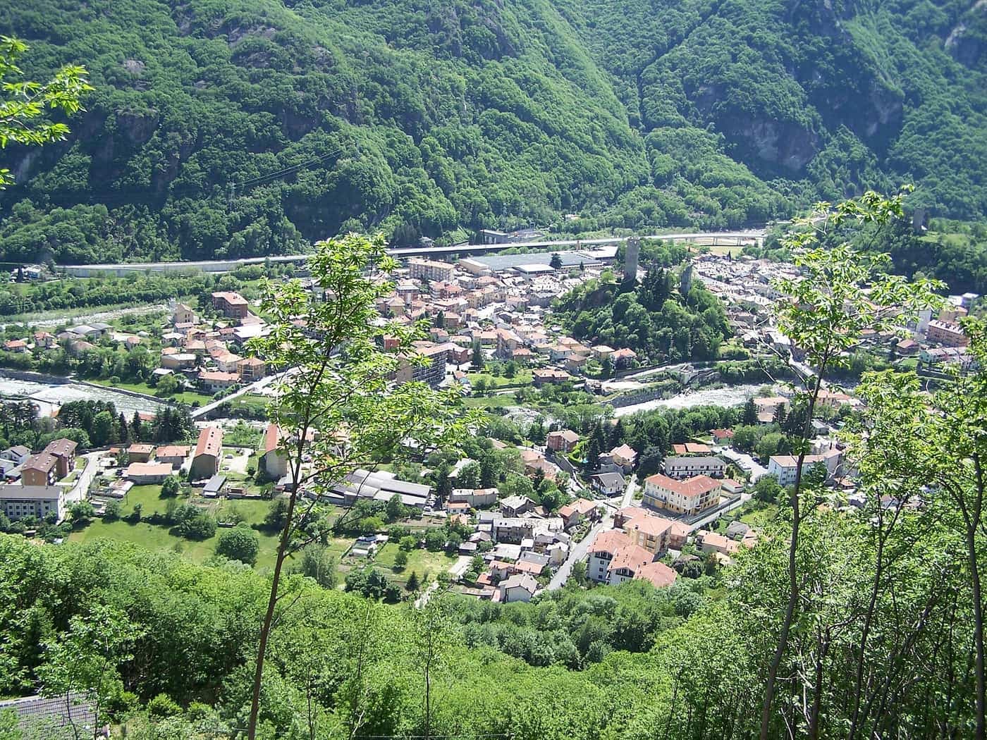 Pont Canavese vista dall'alto, con le case nella valle tra i boschi