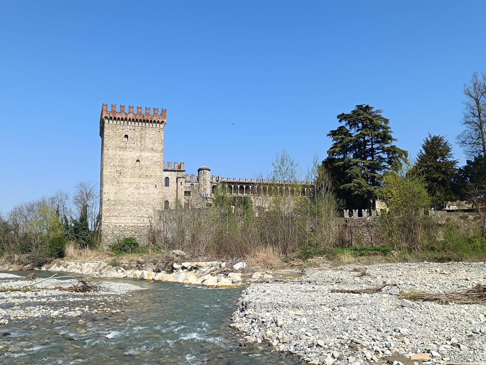 Il torrione e il loggiato del castello di Riva a Ponte dell'Olio, visti dal greto del Nure