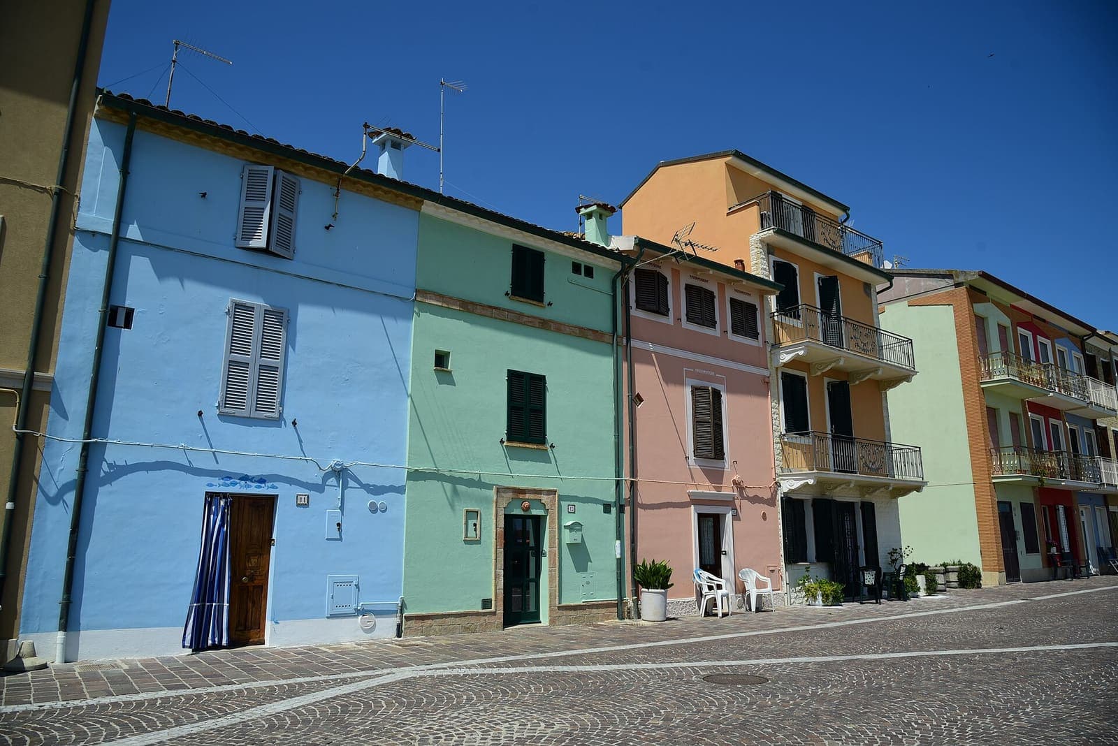 Le case colorate sul lungomare di Porto Recanati sotto il cielo azzurro