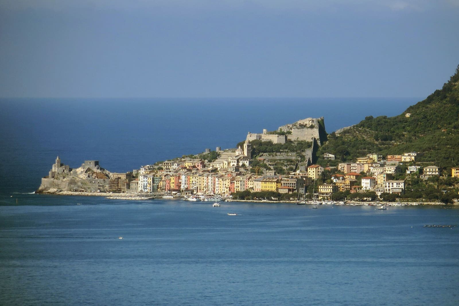 Porto Venere vista da Lerici, con le case colorate e il castello sul promontorio