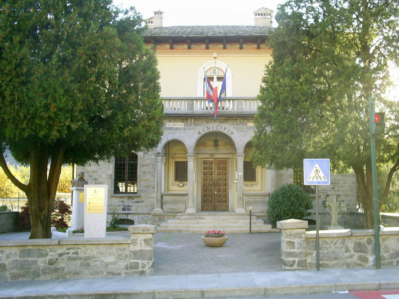 Il municipio di Premosello-Chiovenda tra gli alberi