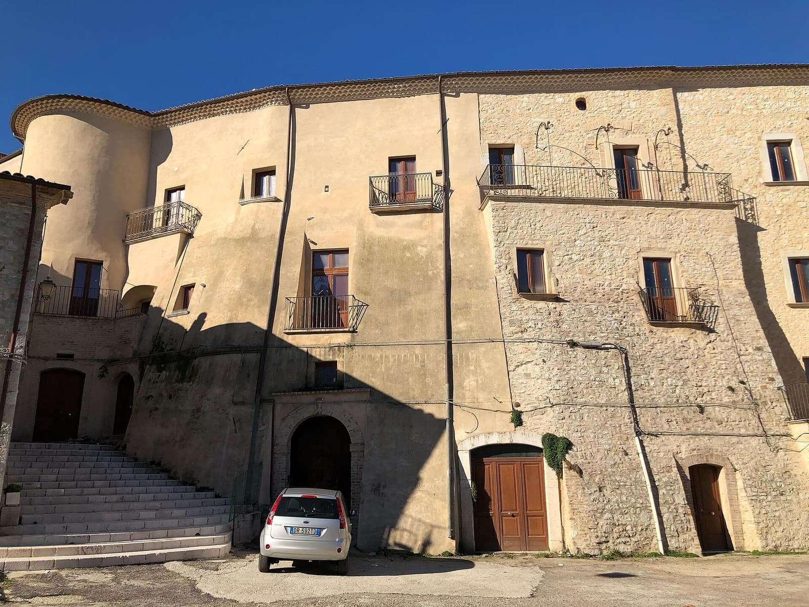 La facciata in pietra del palazzo ducale di Rotello con la torre angolare