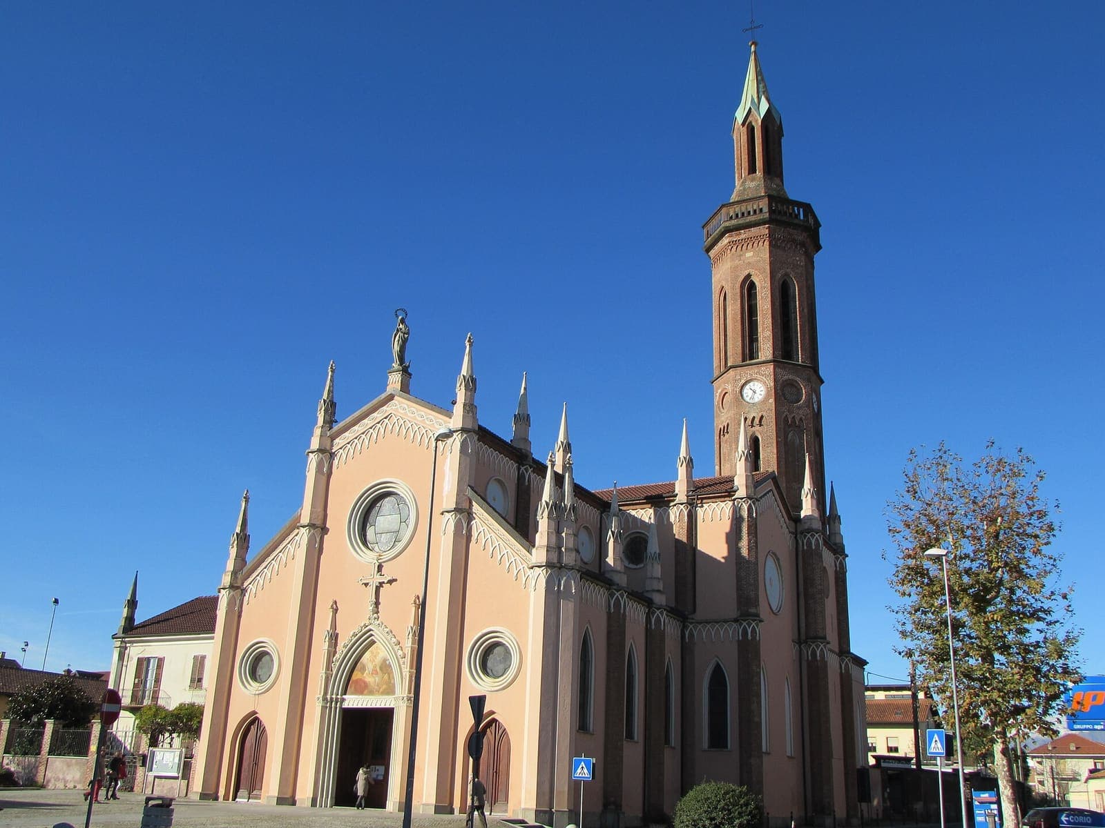 La chiesa parrocchiale dell'Immacolata Concezione a San Carlo Canavese con il campanile