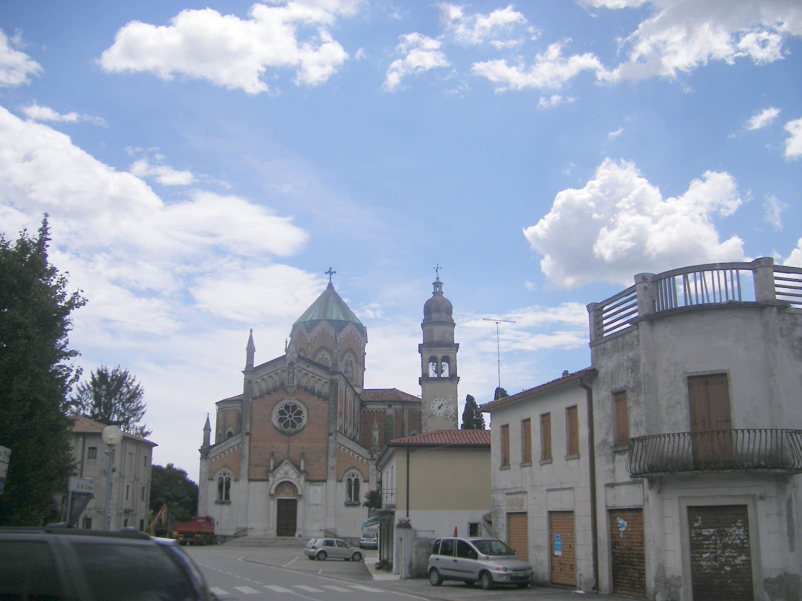 La chiesa arcipretale di San Giovanni Battista a San Fior e largo Cima, visti dalla Pontebbana