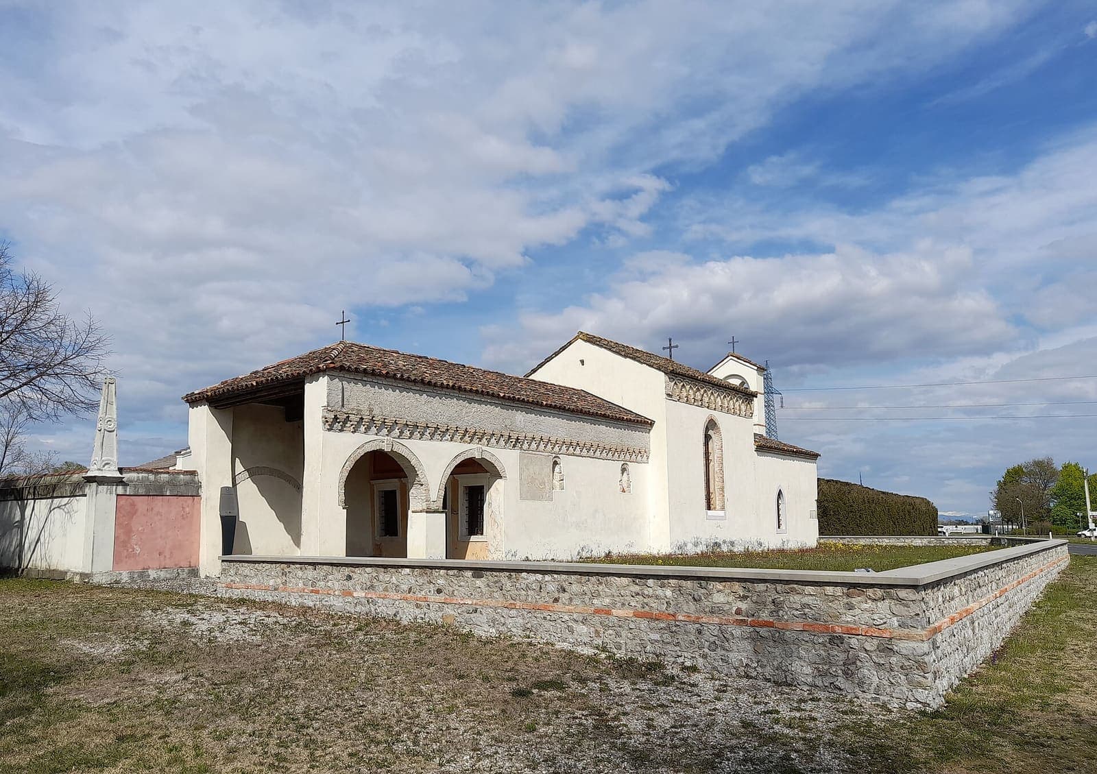 La chiesetta di San Nicolò a San Giorgio della Richinvelda, tra i prati