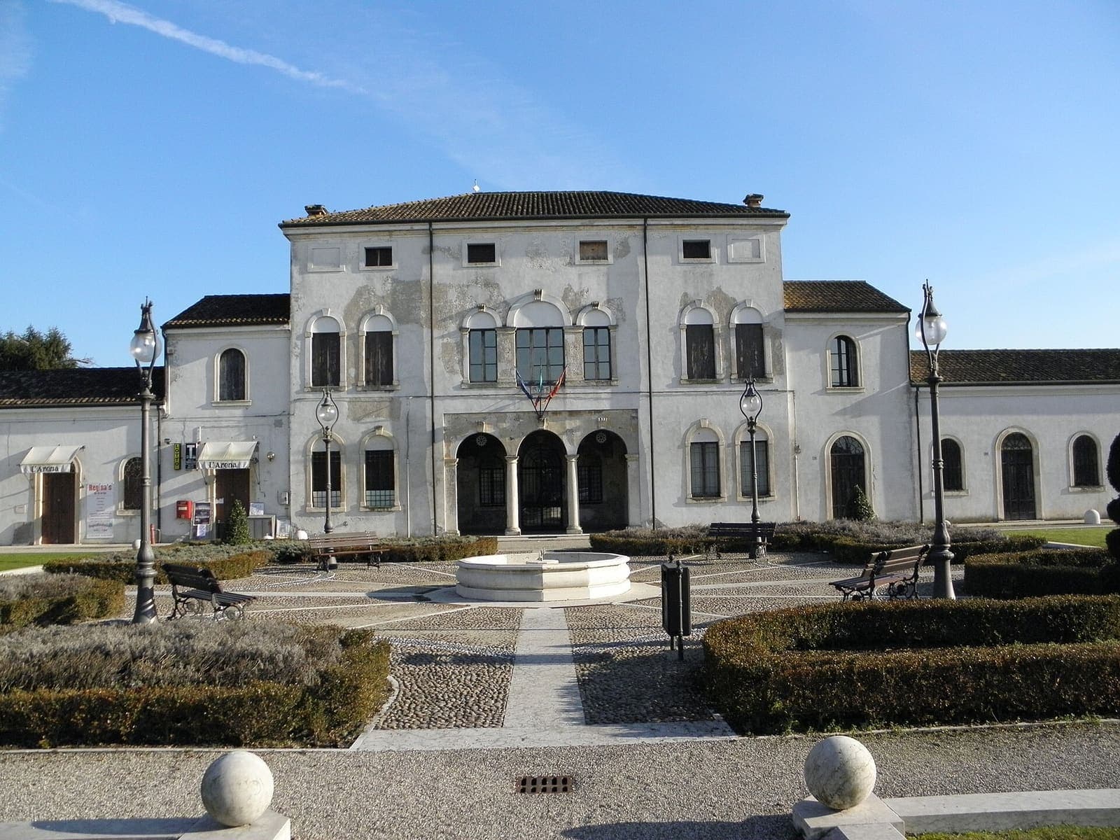 La villa Verità a San Pietro di Morubio vista da via Vittorio Veneto
