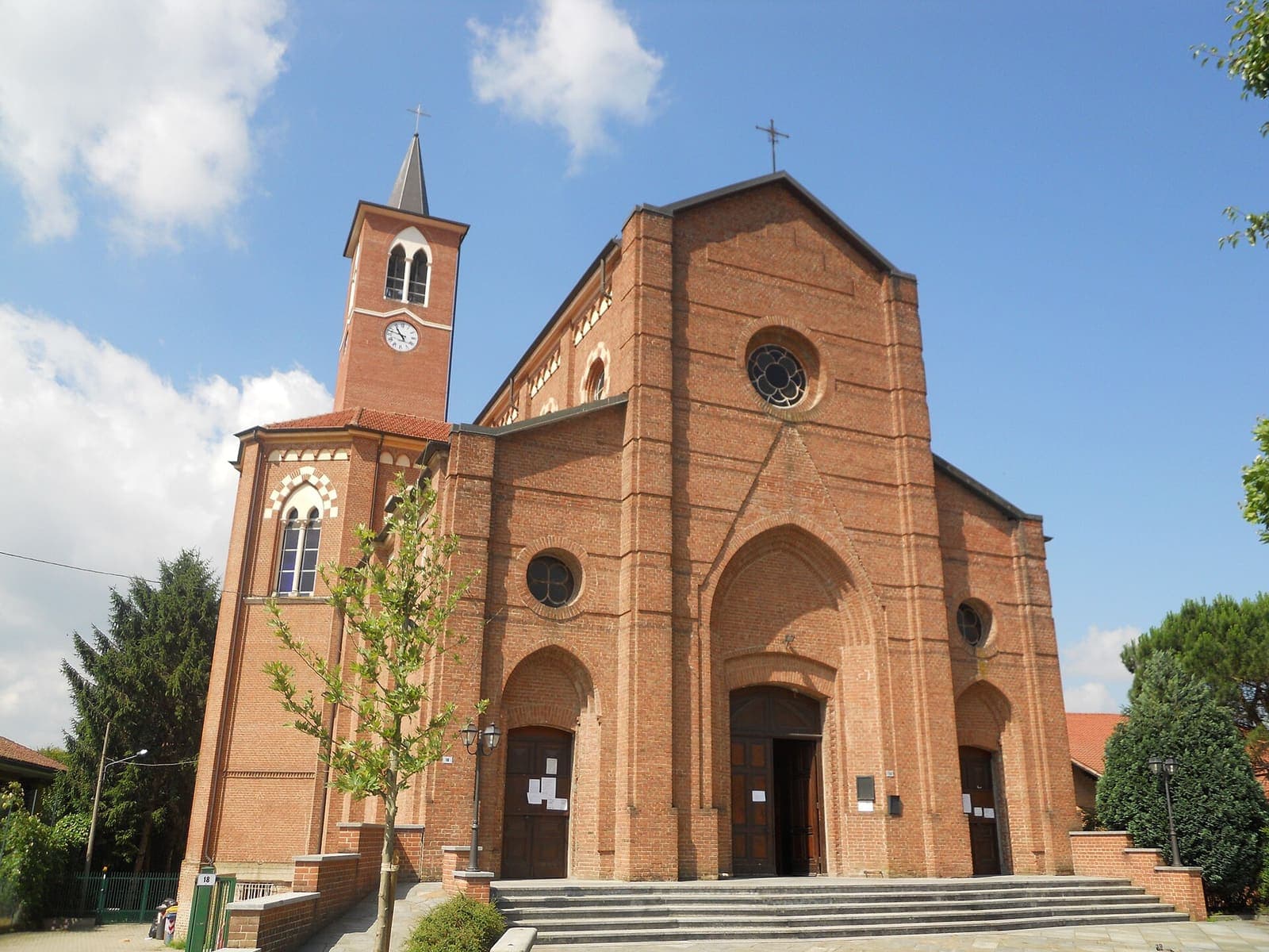 La chiesa del Sacro Cuore di Gesù a San Raffaele Cimena, in mattoni, con il campanile