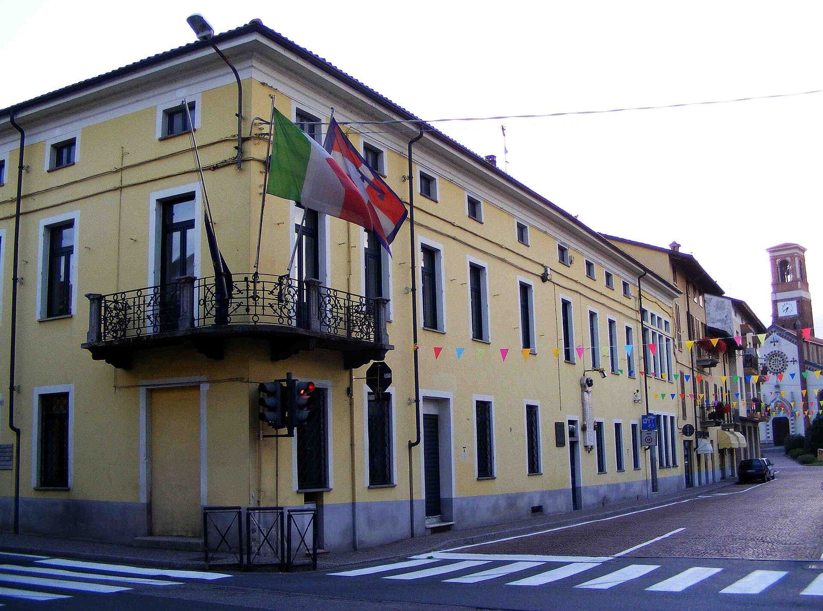 Il municipio di Sandigliano con le bandiere sul balcone