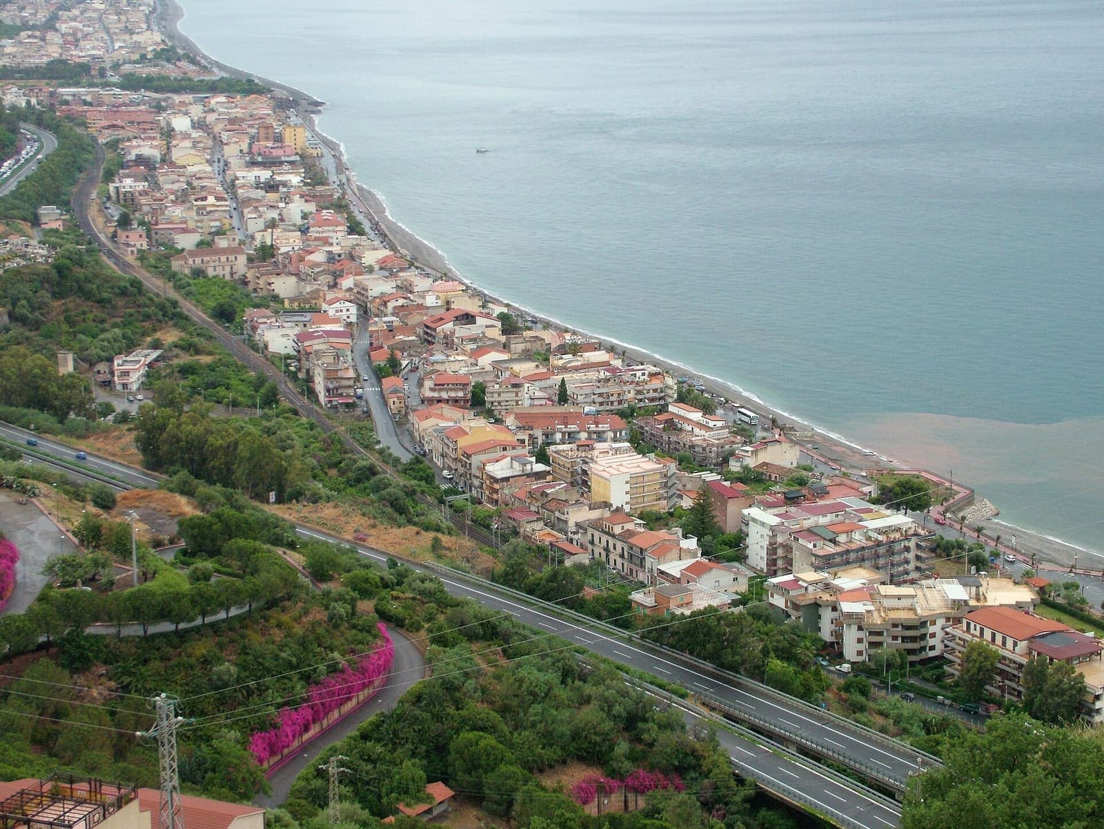 Sant'Alessio Siculo vista da Forza d'Agrò, con le case lungo la costa