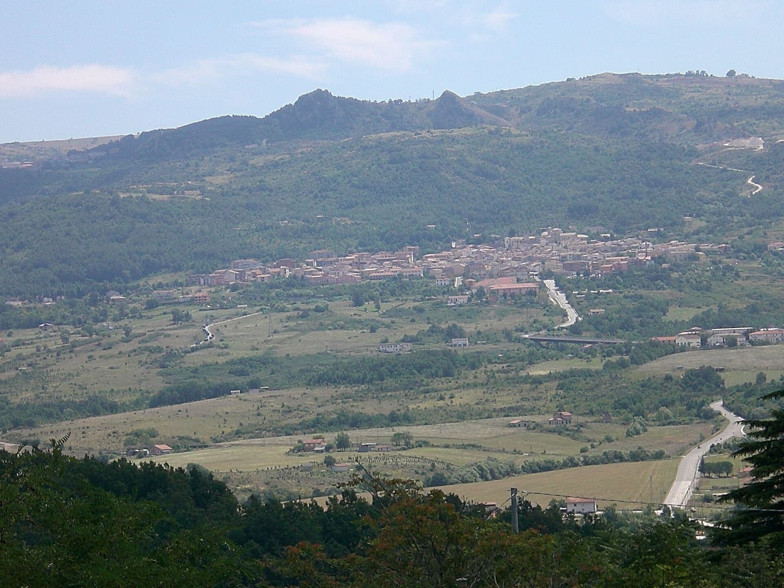 Veduta di Sant'Andrea di Conza sul versante della valle