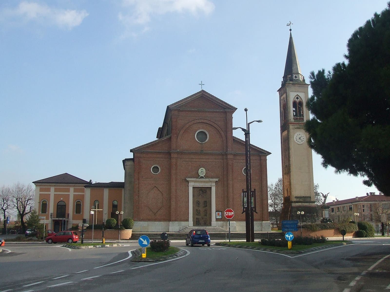La chiesa di Santa Giustina a Santa Giustina in Colle con il campanile appuntito